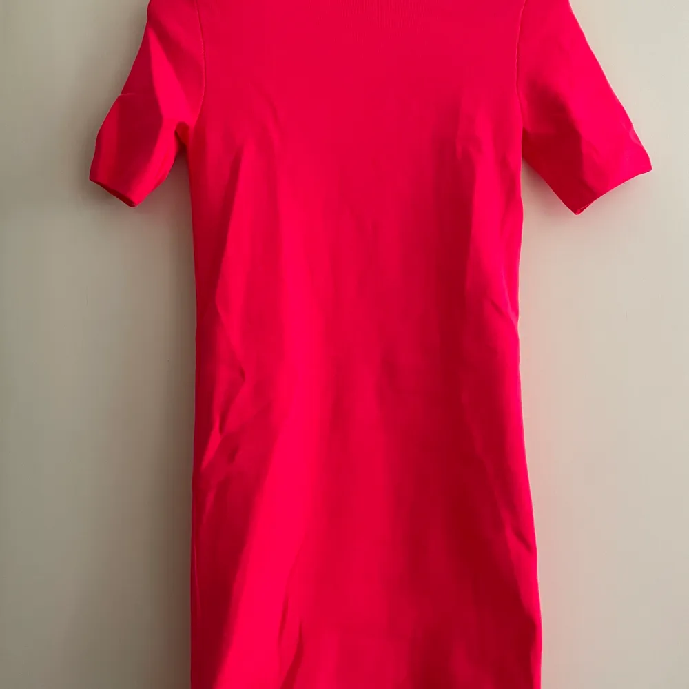 En neonrosa tshirtklänning från zara, asfin på sommaren när man e brun🦋💖. Klänningar.