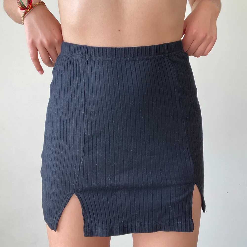 Hej, I’m selling my black basic mini skirt in a medium. I will wash it before sending it out!! Super comfy! SALE IS ONLY UNTIL 10. JUNE!!. Kjolar.