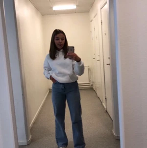Bik bok jeans - Säljer mina super fina jeans från bik bok,jag är 1,60 så på mig är dom lite långa och däför lite slitna i slutet