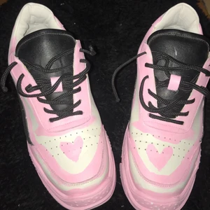 Sötaste sneakers - Skorna är tvättade och målade med akrylfärg av mig så det ska hålla sig kvar bra då skorna är i fuskläder/akryl. Chunky I modellen, babyrosa utsmyckning. Knappt använda!💘