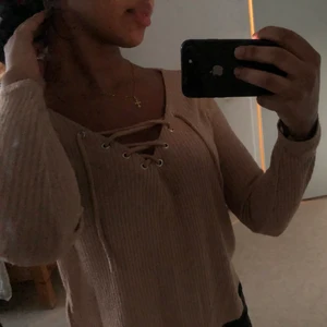 Nude topp - Säljer en mysig tröja i färgen brun/nude-aktig. Det finns en snörning där fram och du kan ha snörena lite som du vill, både öppet och stängt. Kan mötas upp i Göteborg, men annars står kunden för frakten. Tveka inte på att höra av er vid frågor🌸🌸