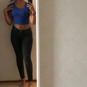 Svart/gråa jeans  - Säljer ett par tvättsvarta low waisted byxor i storlek xs/s. Kan mötas upp i Göteborg, men annars står kunden för frakten. Tveka inte på att höra av dig vid frågor! 🌸💕 