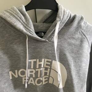 En ljusgrå (se bild 2) hoodie från The North Face som nästan är helt oanvänd. Strl S/M