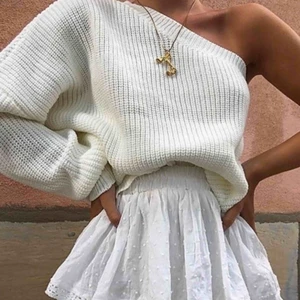 BY ANASTASIA TRÖJA🤍 - Hej! Säljer denhär jättefina stickade tröjan från By Anastasia som jag köpte för ett år sen. Den är perfekt till att ha i sommar!! Säljer då den aldrig kommer till användning. Köptes för 349kr + frakt. Den är one size, men passar absolut allt från XS - L. Första och sista bilden är lånad (den i mitten är hur den sitter på mig). Buda på!🤍🤍🤍