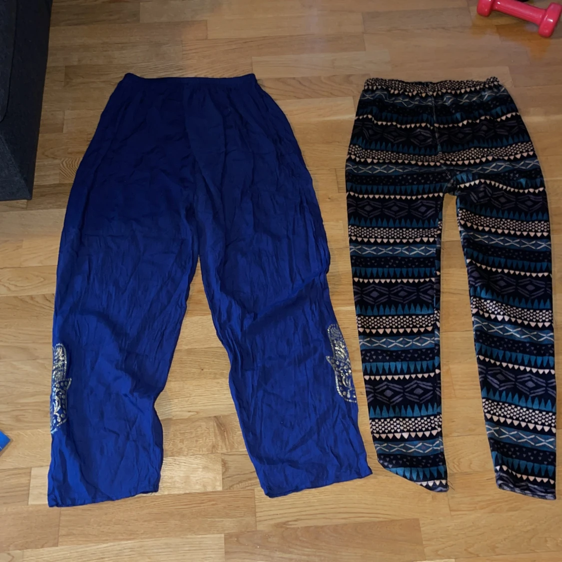 ett par tights och ett par byxor