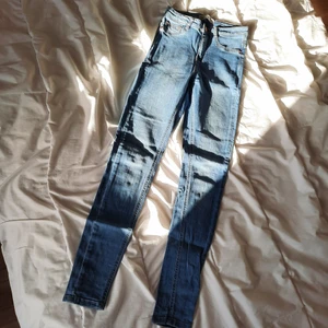 Gina tricot Molly jeans - Högmidjade jeans från Ginatricot i blå tvätt, modell "molly" storlek M. Köpt för 300 kr tror jag, endast använda 1 gång.