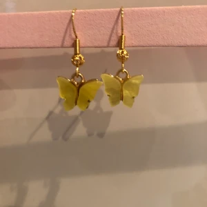 Yellow butterfly earings - Jätte fina fjärils örhängen! Kom privat för mer!