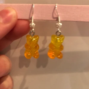 Orange gummybear earings  - Fina gummibjörns örhängen! Kom privat för mer info!