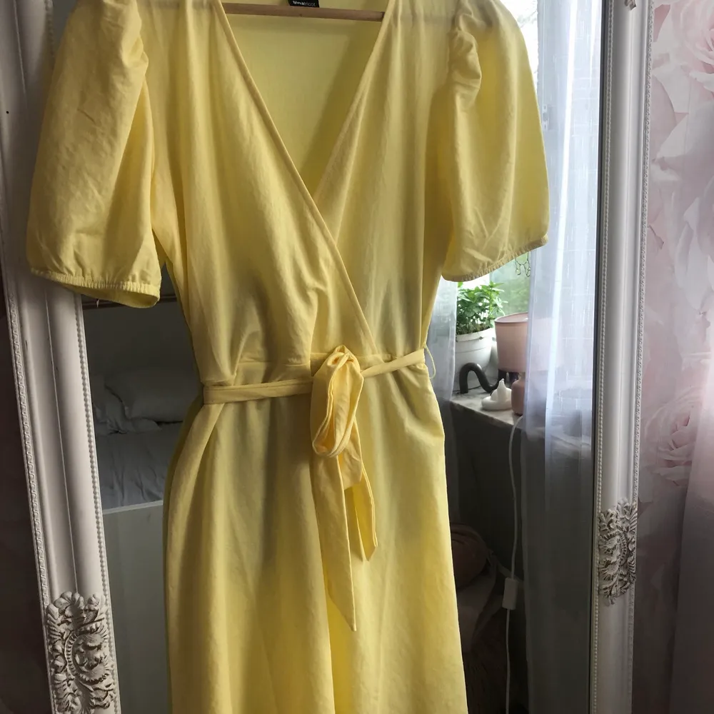 Jättesöt gul klänning, bara använd en gång på skolavslutningen förra året😝 Har ett ”skärp” runt midjan och är v-ringad🙂💞 Köp direkt för 250kr eller buda från 150kr❤️. Klänningar.