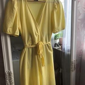 Jättesöt gul klänning, bara använd en gång på skolavslutningen förra året😝 Har ett ”skärp” runt midjan och är v-ringad🙂💞 Köp direkt för 250kr eller buda från 150kr❤️