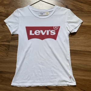 Levis T-shirt - T-shirt i storlek XXS från Levis i vitt. Skön att bära.