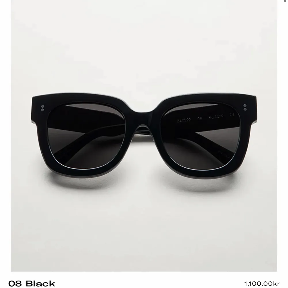 Chimi solglasögon i modellen 08 från deras Core Collection. I väldigt bra skick. Nypris 1100kr . Accessoarer.