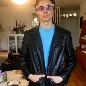 Lädder jacka storlek small bra skick - Säljer min vintage lädder jacka som jag har köpt secondhand 😊