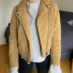 Zara Jacka - Säljer en knappt använd jacka från Zara i storlek S.