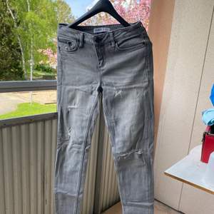 Snygga gråa jeans från Zara. Bara använt de en gång🥰