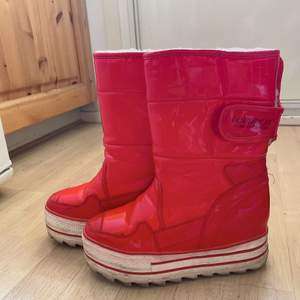 Coola röda boots som passar till vintern! 