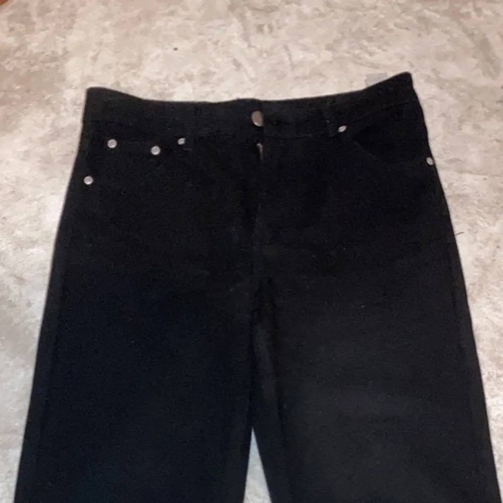 Jätte fina enkla breda  svarta högmidjade  jeans från bohoo använd nån gång men för lösa i midjan på mig💓💓stl 36 . Jeans & Byxor.