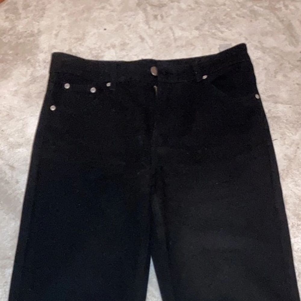Jätte fina enkla breda svarta högmidjade jeans från bohoo använd nån gång men för lösa i midjan på mig💓💓stl 36 . Jeans & Byxor.