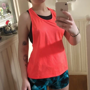 Träningslinne - Knappt använt träningslinne med snygg twist i ryggen, färgen är inte min smak. Så skönt till sommarens springturer! Står XS men passar lätt S-M också. 