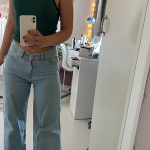 Ljusblåa jeans  - Jeans i superbra skick! Hör av dig för fler bilder! Storlek 25 så skulle säga att den passar en S. Nypris 500kr jag säljer dem för 200kr, köparen står för frakten 