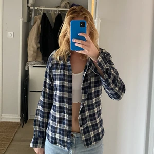 Blå flanellskjorta  - Blå flanellskjorta köpt second hand! ”Tjock” och bra material som är mjukt och superskönt! Fin att ha både uppknäppt med en topp under eller stängd. Köparen står för frakten!