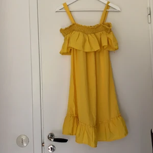 Klänning - Gul klänning med fint svall i fint skick💛 Storlek 38 men funkar som 36 också