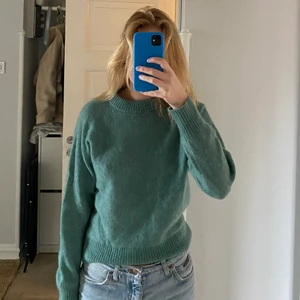 Grön stickad tröja! - Jättefin grön stickad tröja från H&M! Materialet är Mohair/Wool blend vilket gör att den känns och ser väldigt lyxig ut! I jättefint skick. Köparen står för frakten!
