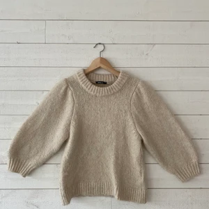 Stickade tröjan från Ginatricot str S - Super fin och skön stickad tröja från Gina, mjuk i materialet materialet men tyvärr för liten för mig:(