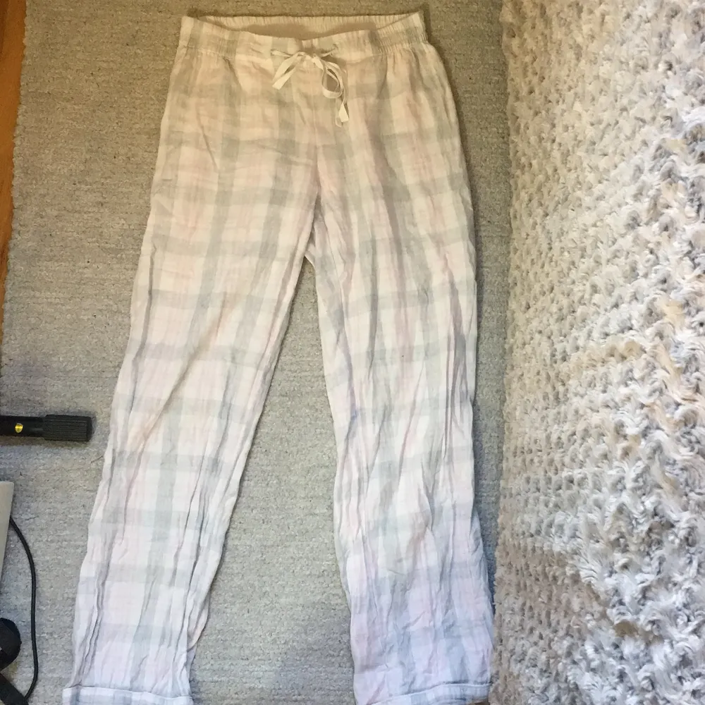 Pyjamas byxor, 100% bomull💕 Säljer för att jag har vuxit ur byxorna.   Pris: 40 kr. Jeans & Byxor.