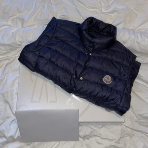 Moncler - Säljer denna moncler väst i storlek 2. Jätte fint skick och passar as bra till sommaren! Säljer då jag inte använder den. den är marinblå och stängs med knappar och har 2 fickor med dragkedjor. Box, kvitto finns. Köparen står för frakt
