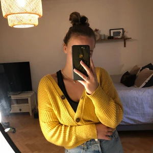 Söt kofta från Gina Tricot SMALL - Supersöt gul kofta från Gina tricot. Använd 1 gång. Small