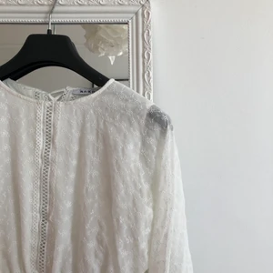 Studentklänning - Aldrig använd broderad studentklänning. 🤎 super fin! Storlek 36 från Nakd.