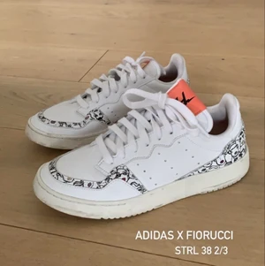 Adidas X Fiorucci  - Säljer Adidas X Fiorucci! Strl 38 2/3 BRA skick! 🖤🤍   Hör av er vid frågor eller funderingar ☺️☁️ ni får gärna prova skorna om ni har möjlighet att mötas!