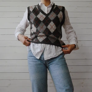 Väst - Trendig rutig väst från okänt märke. Storlek framgår ej men uppskattas till S/M. 80% ull, 20% nylon. Personen på bilden är 170 cm lång.