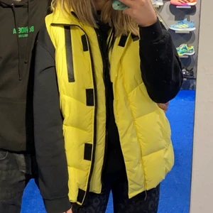 Gul väst  - Gul lite oversized väst från river island. Nyskick. Storlek S. 