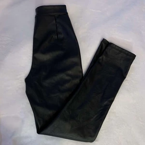 Skinnbyxor  - Skin byxor från Gina tricot