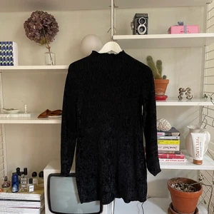 Sammetsklänning stories - Sammetsklänning från stories i storlek S. Använd en gång. Som ny! 