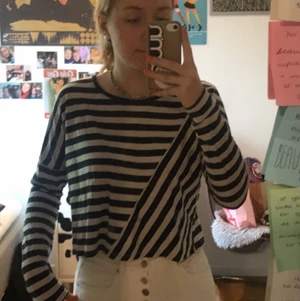 Marinblå och vitrandig tröja! - En jättefin tröja med olika sorters vita och marinblå ränder. Säljer då den knappt kommer till användning. Skriv gärna för fler bilder eller frågor. Kan mötas upp i eller nära Göteborg, annars frakt 66kr❤️