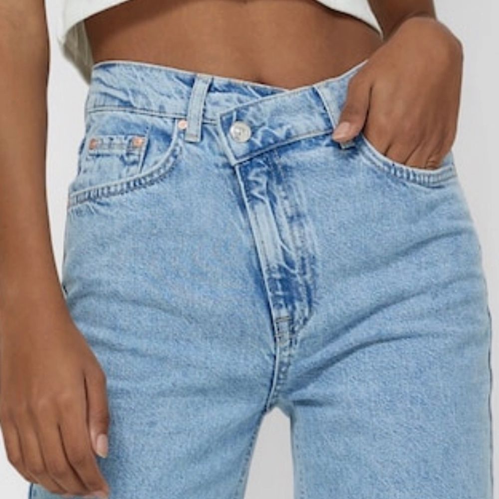 Säljer mina superfina jeans från Stradivarius!! De har inte riktigt kommit till användning då de är för stora för mig :( Skulle ni vila ha mer bilder är det bara att höra av er 😇❤️ De här jeansen är väldigt stora på tiktok och kommer definitivt trenda ännu mer i sommar <3. Jeans & Byxor.
