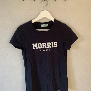 Morris t-shirt storlek XS - Fin marinblå t-shirt i bra skick.