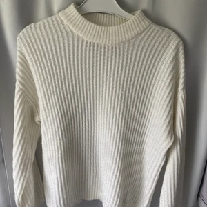 Vit stickad tröja från Pull&Bear - Vit stickad tröja från Pull&Bear i storlek M. Pris 75kr