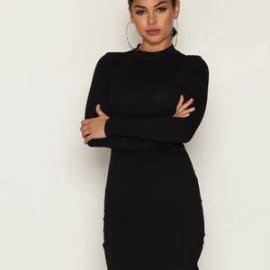 Fordralklänning strl XS - Svart fordralklänning från Nelly. Strl XS, sann till storlek. Bra begagnat skick. Djur-och rökfritt.