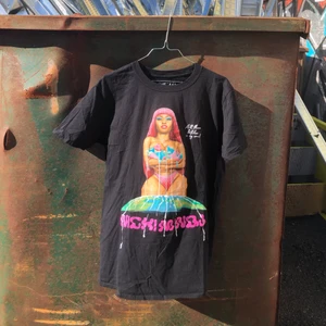 NICKI MINAJ TOUR TEE!! 💽💽 - Säljer denna riktigt coola tour merch från Nicki Minajs tour 2019; “Nicki world tour” där hon spelade i Stockholm. Tröjan är i bra skick men har lite defekter vid sömmarna bak på tröjan, det är bara att skriva så skickar jag bilder på det. Tröjan L men passar M. Det är bara att skriva om du undrar något! 🌱💽