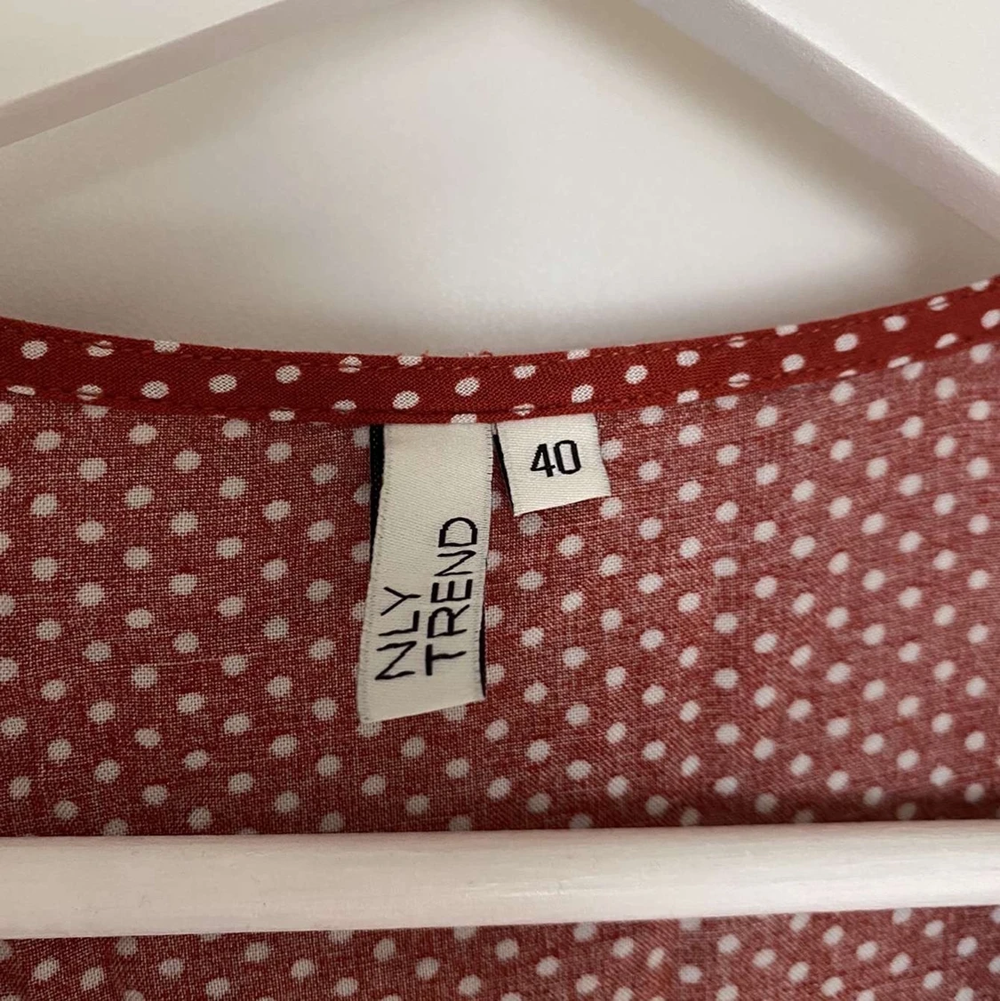 Röt topp med vita prickar från Nelly!  - 91