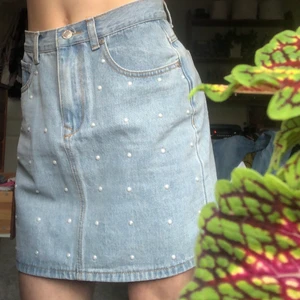 Jeanskjol - Jättesöt ljusblå jeanskjol med små pärlor på framsidan. Möter gärna upp i Växjö, annars tillkommer fraktkostnad🥰 