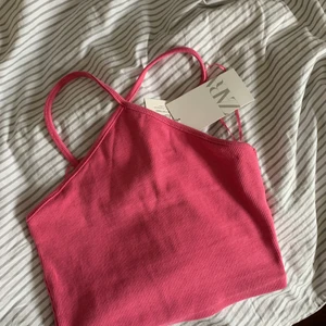 rosa linne - Säljer detta helt oanvända linne från Zara då jag har ångrat mig och tappat kvittot💕 säljer för 49kr + frakt