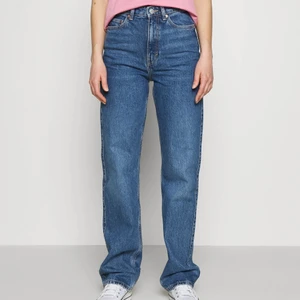 Weekday Rowe LÅNGA Jeans - Säljer nu mina suuuuuuper låååånga jeans från Weekday! Sjukt snygg passform och har varit en stor favorit. Jeansen har inga tecken på användning då jag skött om de väl! Storlek 28x34 och motsvarar en 36/38/40 beroende på hur man vill att de ska sitta💓💓 har även svarta, FÅ BÅDA FÖR 500kr!!