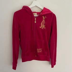 Y2K Christian Audigier Hoodie Rosa M - Christian Audigier Zip Hoodie i strl M - men sitter som en S. Samma grundare som klädmärkena Ed Hardy och Von Dutch som var favoriter under 90 och 00-talet! Kan mötas upp i Stockhom eller så står köparen för frakt. Buda i kommentarerna! 💕💫