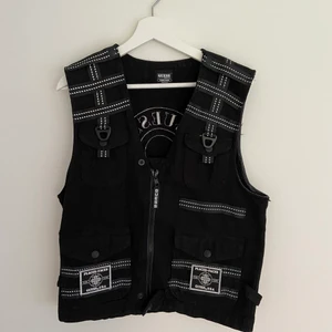 Trendig Places + Faces x Guess Väst Svart S  - Svart väst från Places + Faces x Guess i strl S. Limiterad och svår att få tag på! Möts upp i Stockholm eller så står köparen för frakt! 