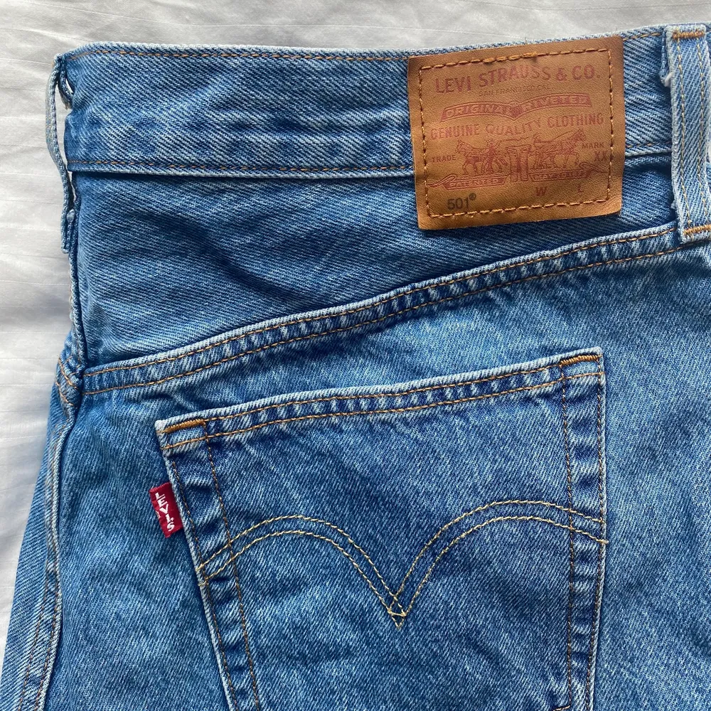 Säljer dessa levis jeansshorts som jag köpte på Zalando förra sommaren för 549kr. De är i väldigt bra skicka och har inga hål eller fläckar. De ser korta ut men de täcker baken osv... storlek är W32 och ca 85 cm i midjemåttet. Frakten ligger på 66kr och är inte inräknad i priset.. Shorts.